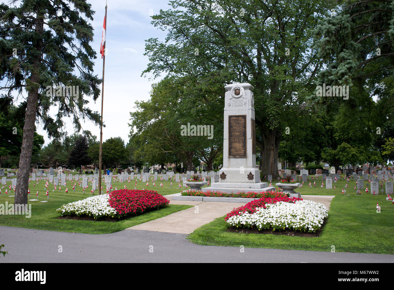 Bandiere in onore di membri delle forze canadesi che erano stati persi in azione, Victoria Prato cimitero St Catharines, Ontario, Canada Foto Stock