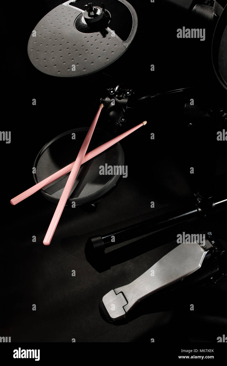 Vecchio electronic Drum Kit e bacchette rosa Foto Stock