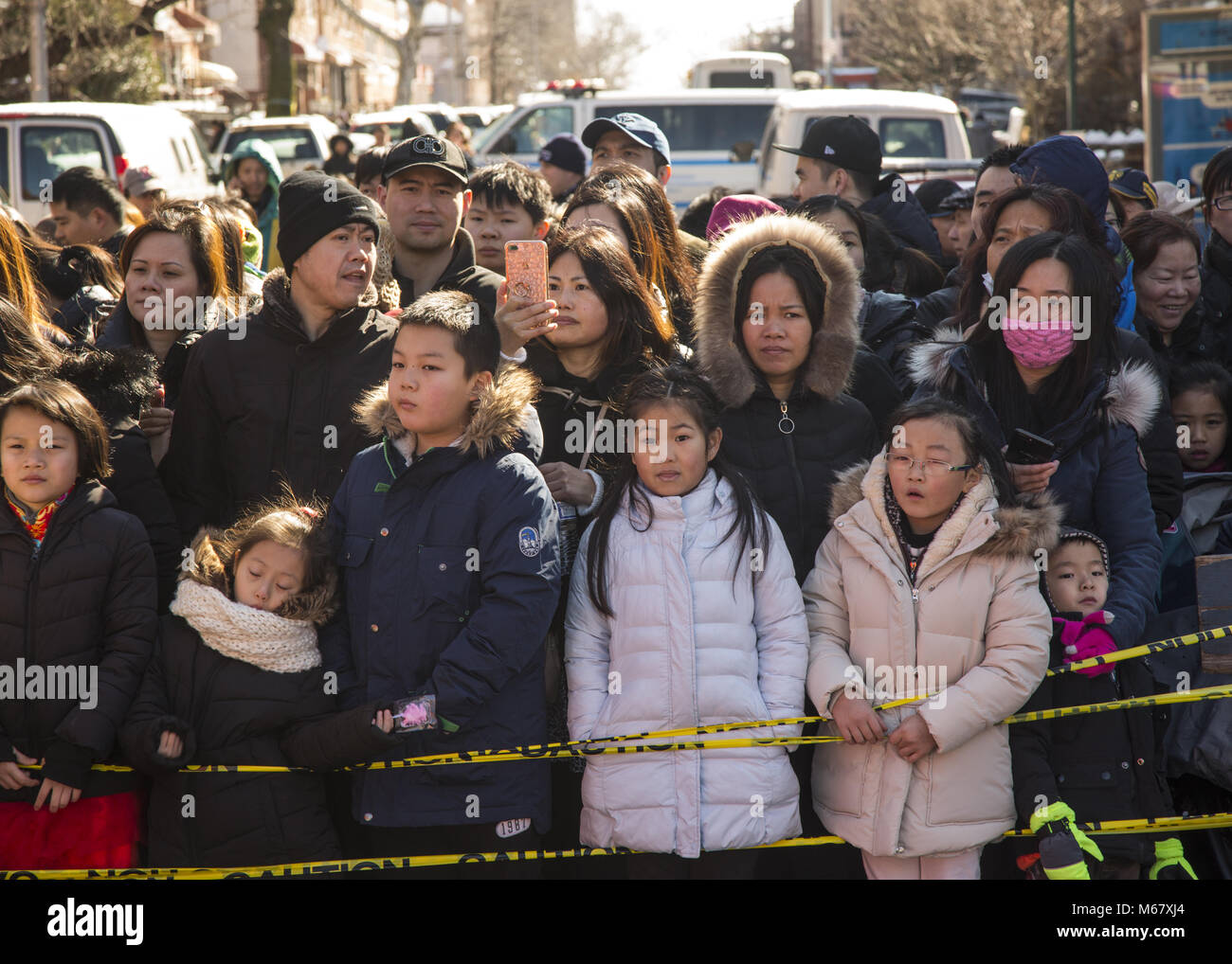 Gli americani cinesi escono per divertirsi e partecipare al Capodanno cinese in Brooklyn, New York Chinatown in Sunset Park Brooklyn. Foto Stock