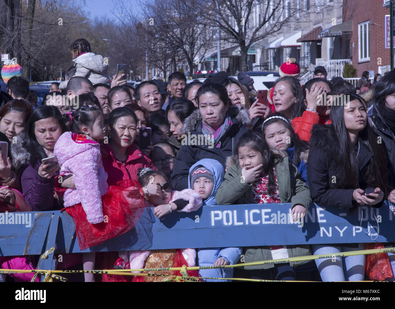 Gli americani cinesi escono per divertirsi e partecipare al Capodanno cinese in Brooklyn, New York Chinatown in Sunset Park Brooklyn. Foto Stock