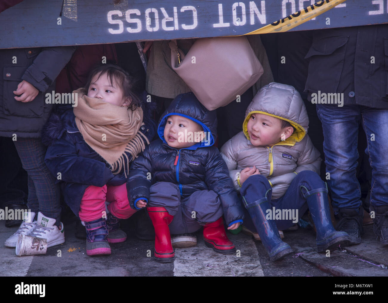 Gli americani cinesi escono per divertirsi e partecipare al Capodanno cinese in Brooklyn, New York Chinatown in Sunset Park Brooklyn. Foto Stock