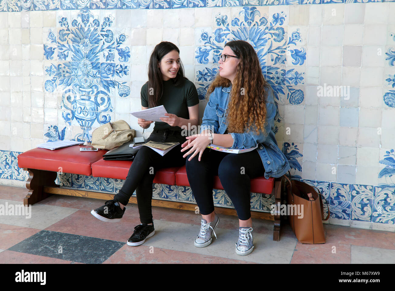 Due donne gli studenti universitari, Universidade de Coimbra / Università di Coimbra, Coimbra, Portogallo Foto Stock