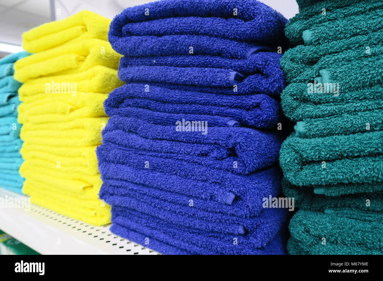 Pile di asciugamani colorati in vendita Foto Stock