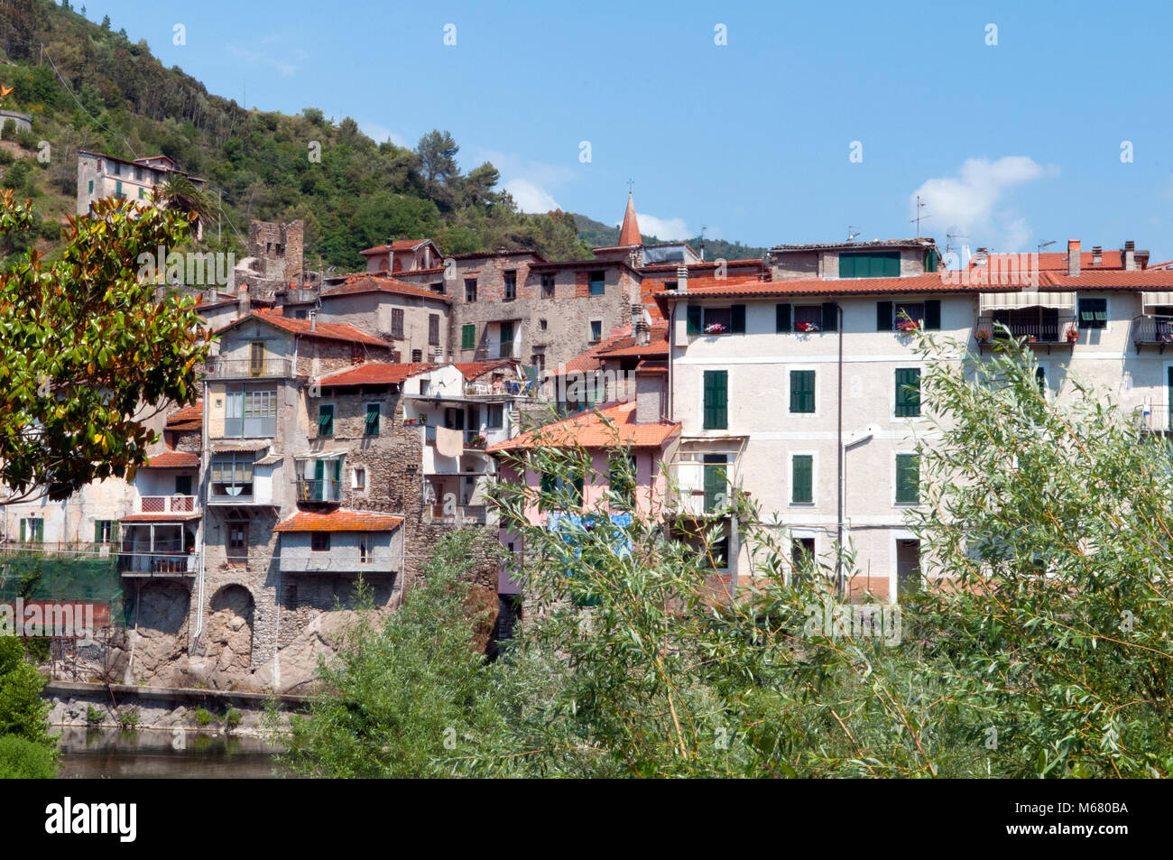 Borgo medievale in montagna, Isolabona, Provincia di Imperia, Liguria, Italia Foto Stock
