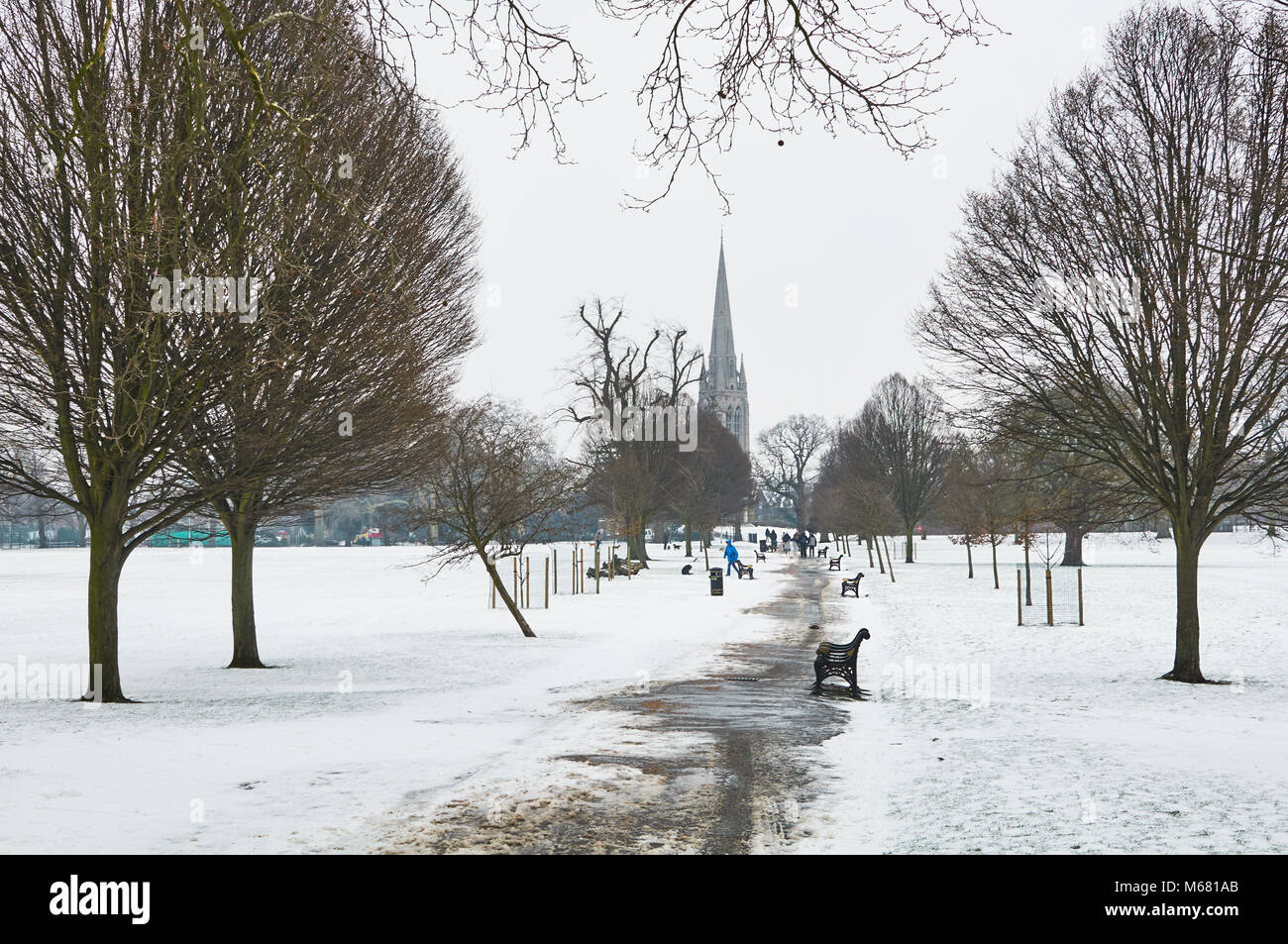Percorso attraverso Clissold Park, North London REGNO UNITO, sotto la neve, in condizioni di congelamento Foto Stock