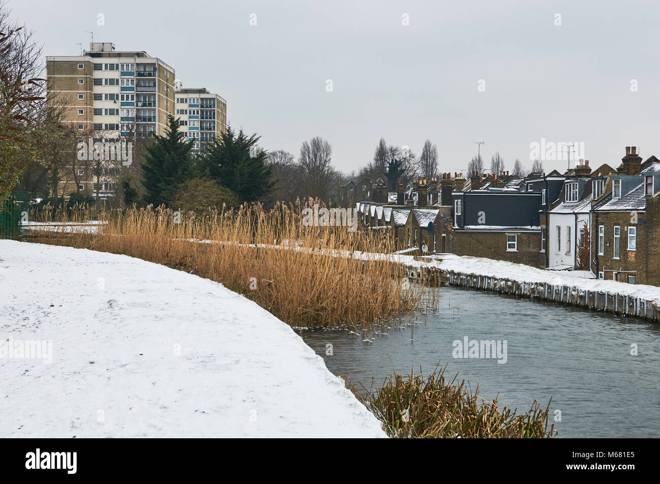 Il nuovo River vicino a Finsbury Park, North London UK, nel freddo di inizio 2018 Foto Stock