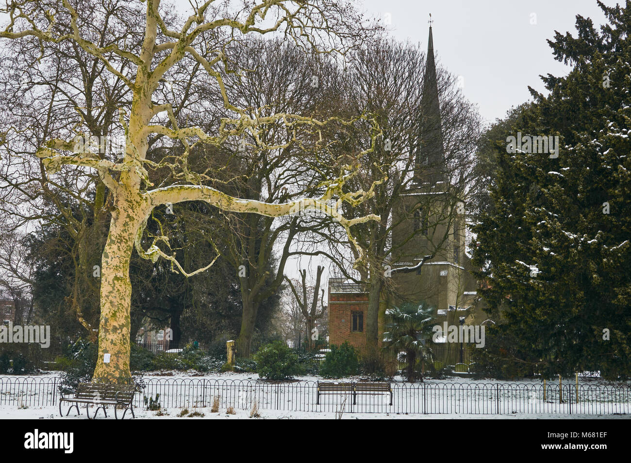 Santa Maria della vecchia chiesa da Clissold Park, Stoke Newington, Londra UK in inverno, con neve sul terreno Foto Stock