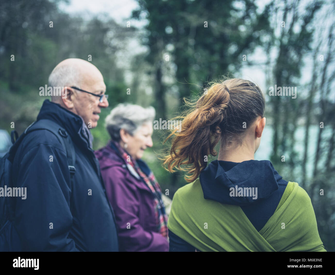Coppia senior con la figlia adulta in piedi fuori in natura Foto Stock