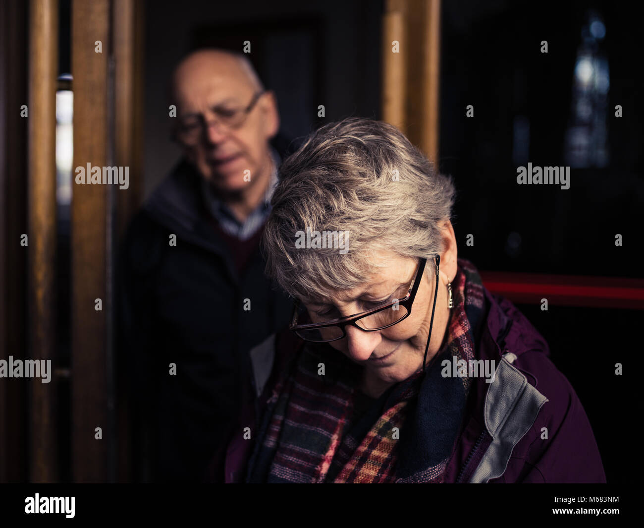 Una coppia senior è esplorare l'interno di una chiesa Foto Stock