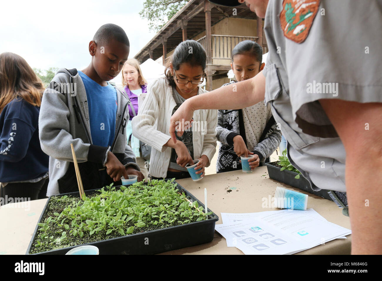 Science Fest 2015. Park Rangers ha spiegato l importanza di piante autoctone e ha dato campioni gratuiti per questi futuri giardinieri. Foto Stock