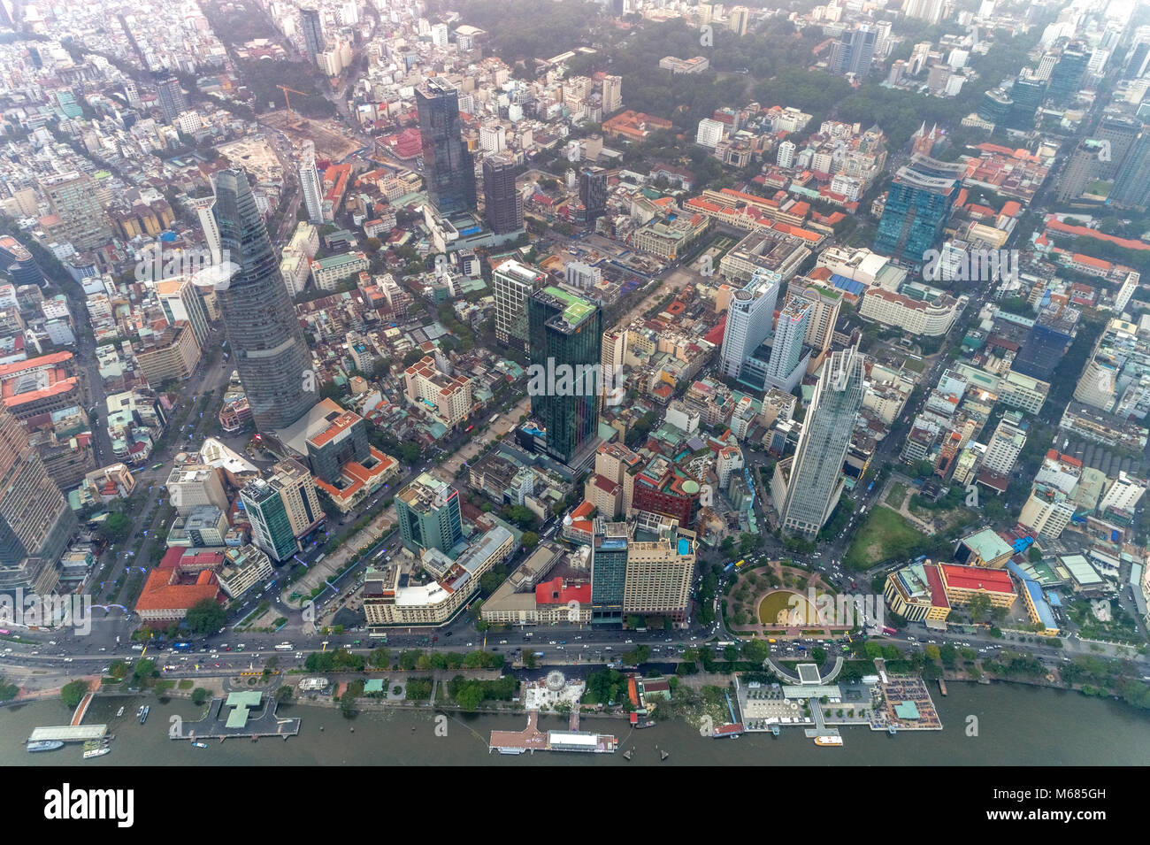Vista superiore foto aerea da flying drone del centro città, un metropolita sviluppato con office grattacieli e centro business.La città di Ho Chi Minh, Vietnam Foto Stock