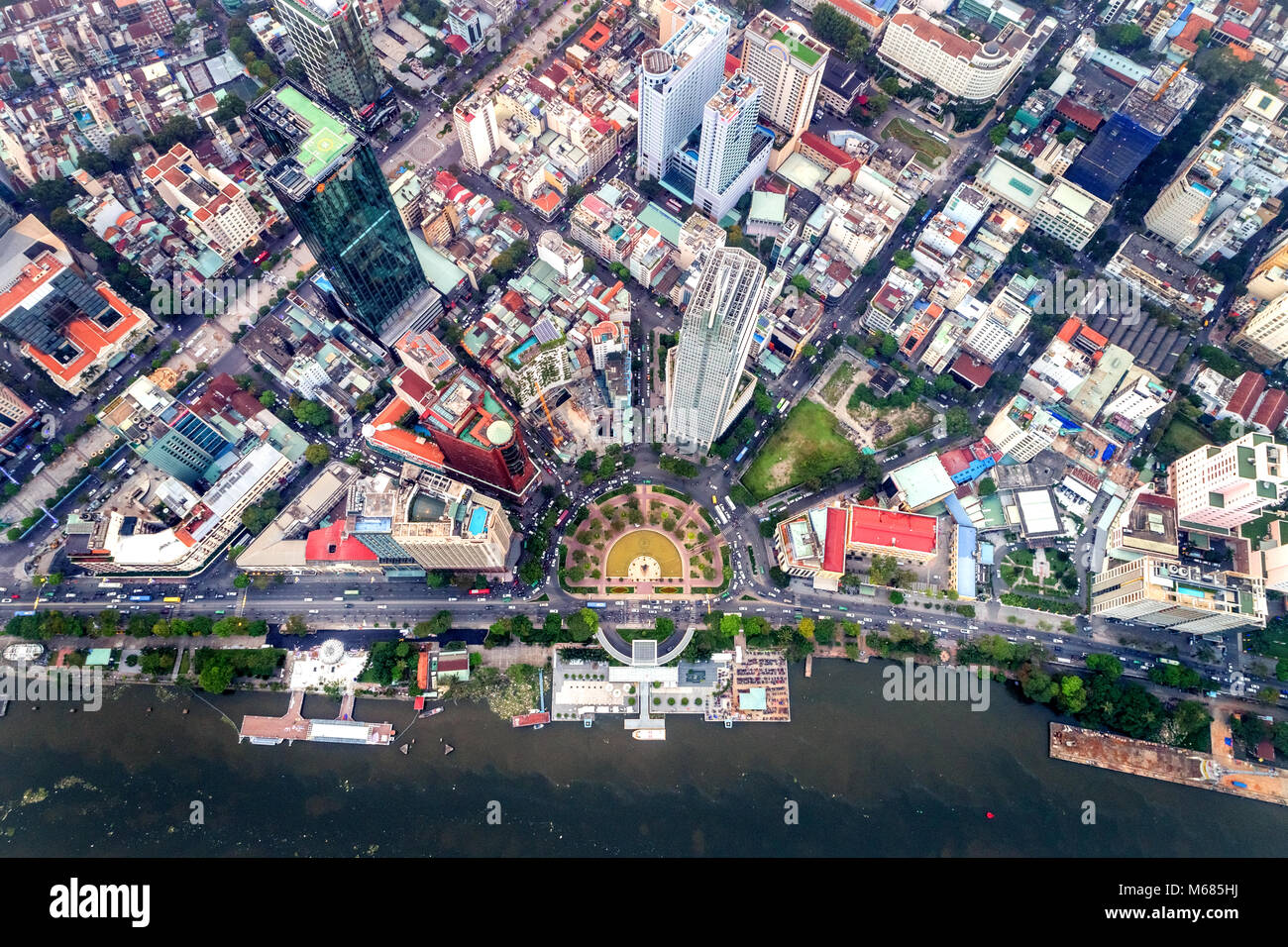 Vista superiore foto aerea da flying drone del centro città, un metropolita sviluppato con office grattacieli e centro business.La città di Ho Chi Minh, Vietnam Foto Stock
