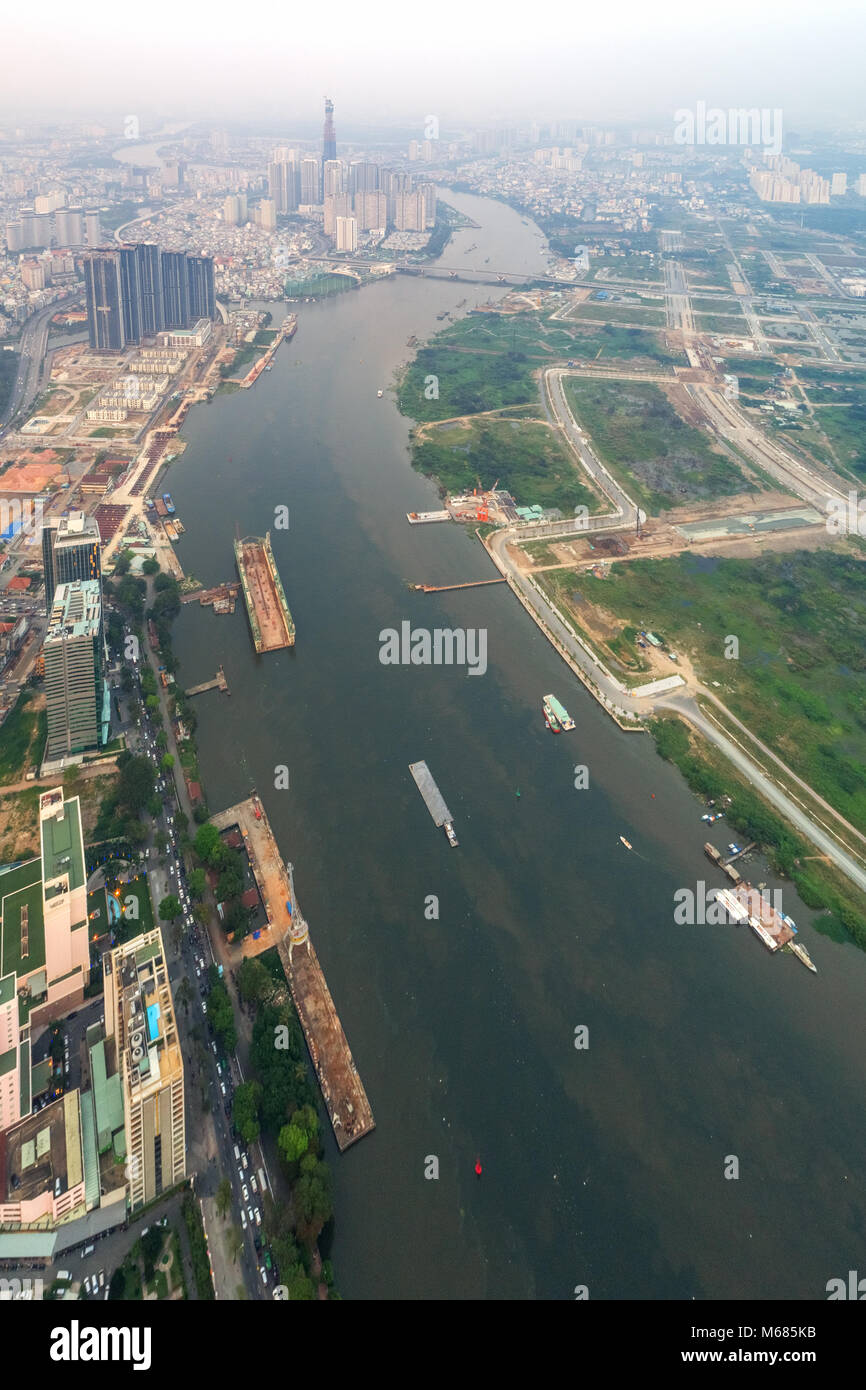 Vista superiore foto aerea da flying drone del centro città, un metropolita sviluppato con office grattacieli e centro business.La città di Ho Chi Minh, Vietnam Foto Stock