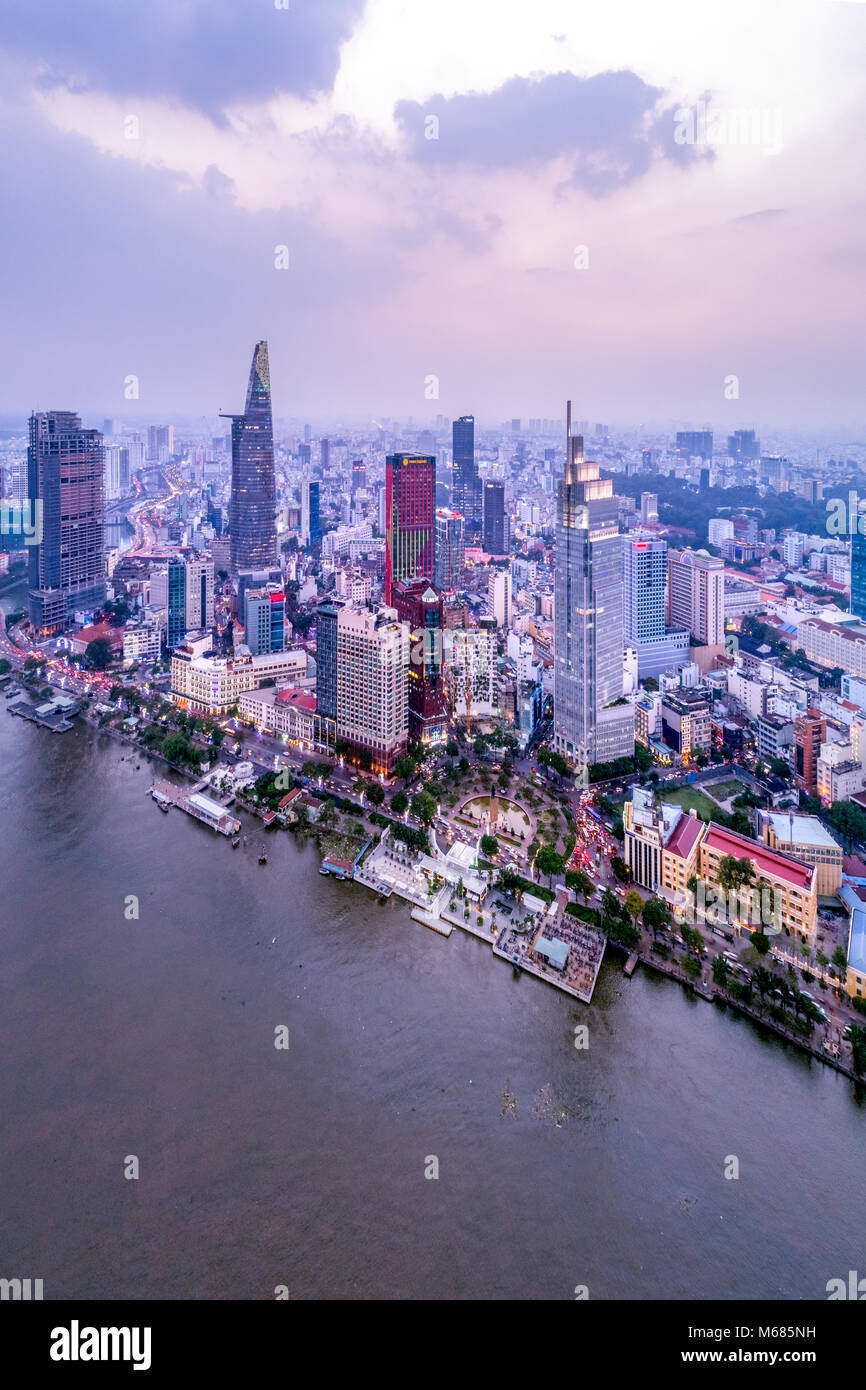 Vista superiore foto aerea da flying drone del centro città, un metropolita sviluppato con office grattacieli e centro business.La città di Ho Chi Minh, Vietnam Foto Stock
