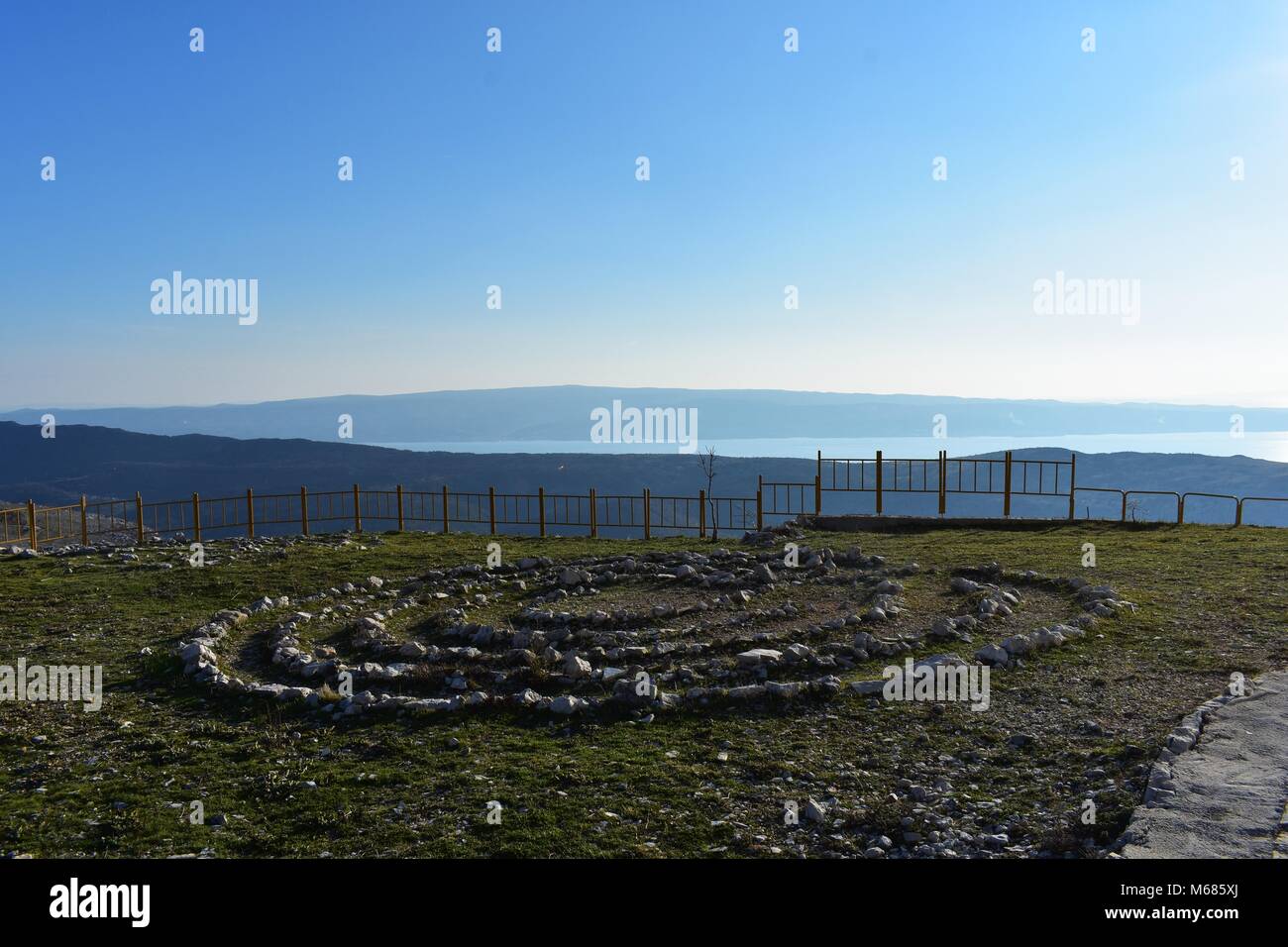 Campo pieno di pietre curative. Cerchio di pietra in montagna Foto Stock