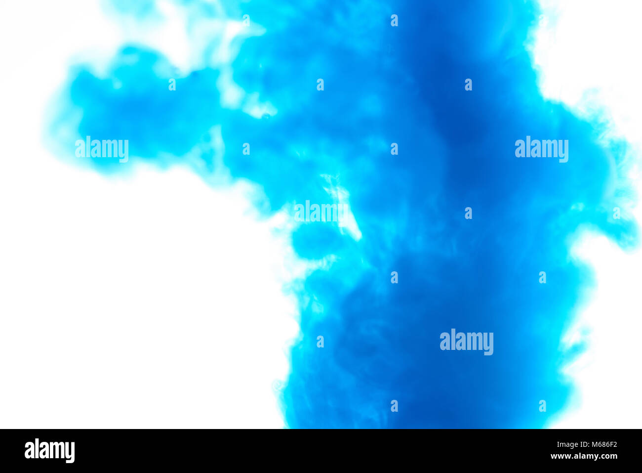 Blu modello di turbolenza. Abstract inchiostro blu sullo sfondo isolato su bianco Foto Stock