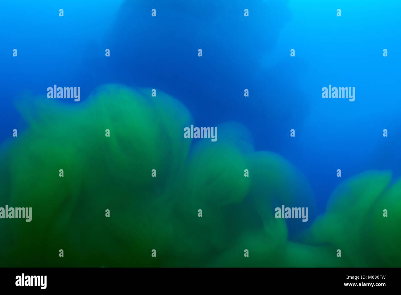 Miscelati blu e verde sullo sfondo di liquido. Inchiostro spash colorati Foto Stock