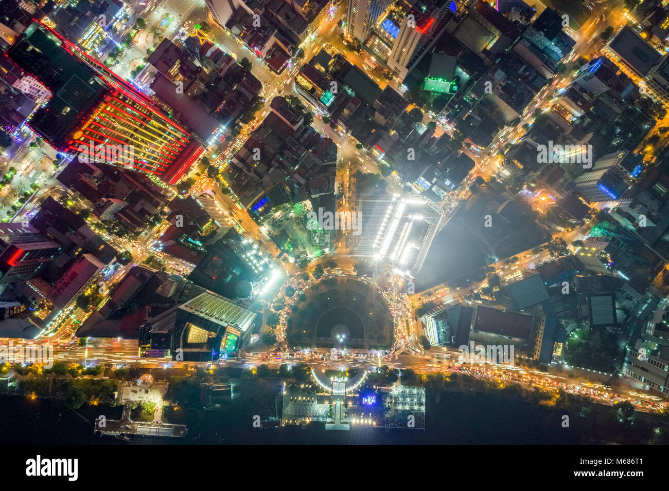 Vista superiore foto aerea da flying drone del centro città, un metropolita sviluppato con office grattacieli e centro business.La città di Ho Chi Minh, Vietnam Foto Stock