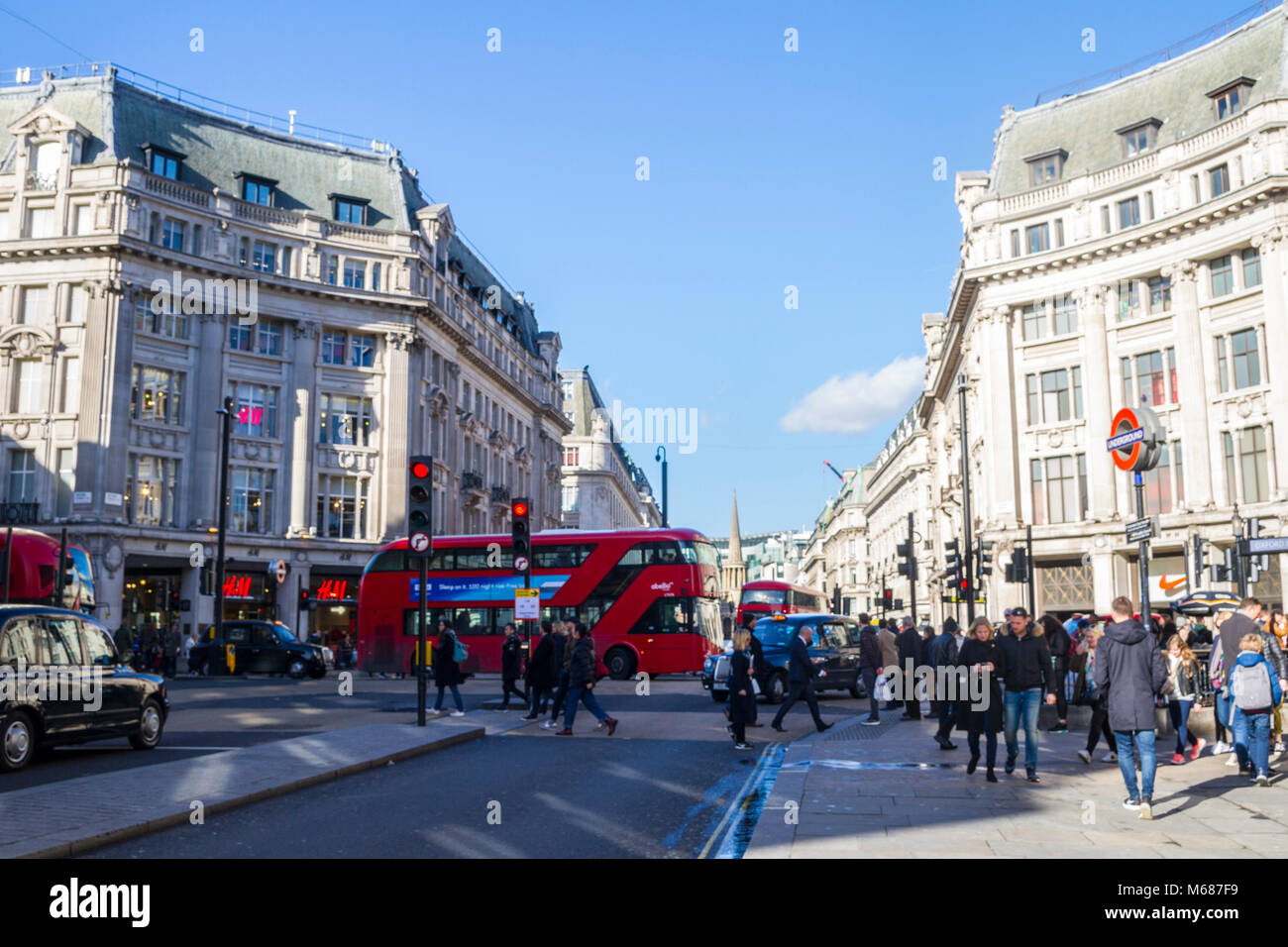 Oxford Circus London, Regent St. Oxford street red bus, taxi occupato con pedoni turisti UK london shoppers Foto Stock