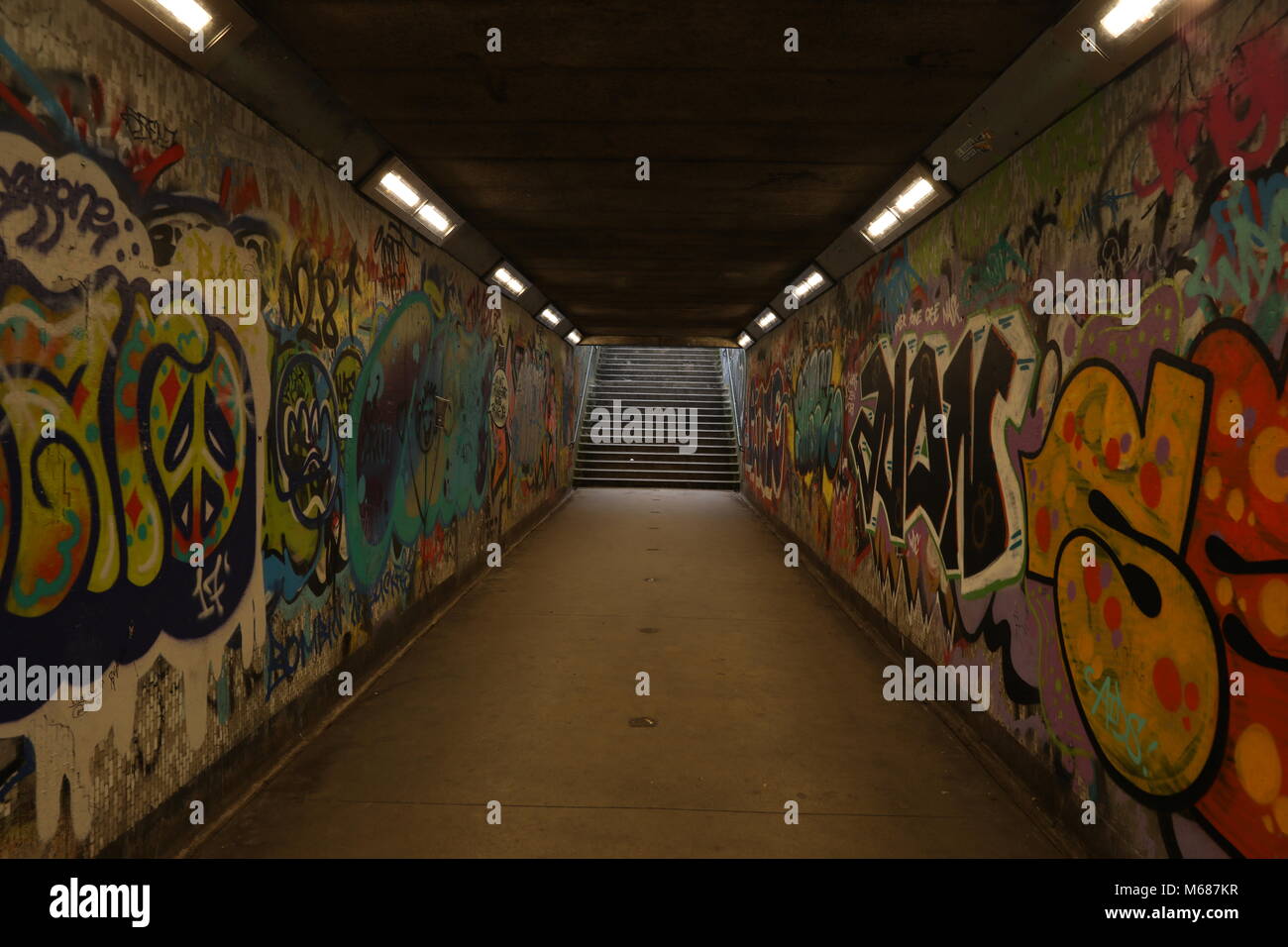 La luce alla fine del tunnel buio tunnel della metropolitana con graffiti e fasi Foto Stock
