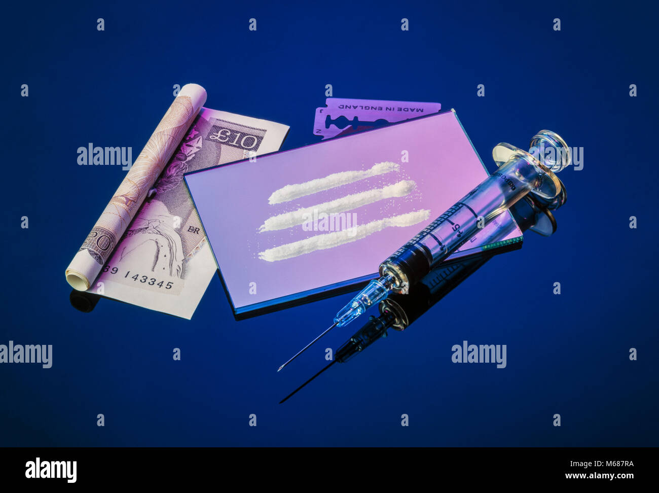 Drug paraphernalia specchio siringa una lama di rasoio banconota polvere bianca Foto Stock