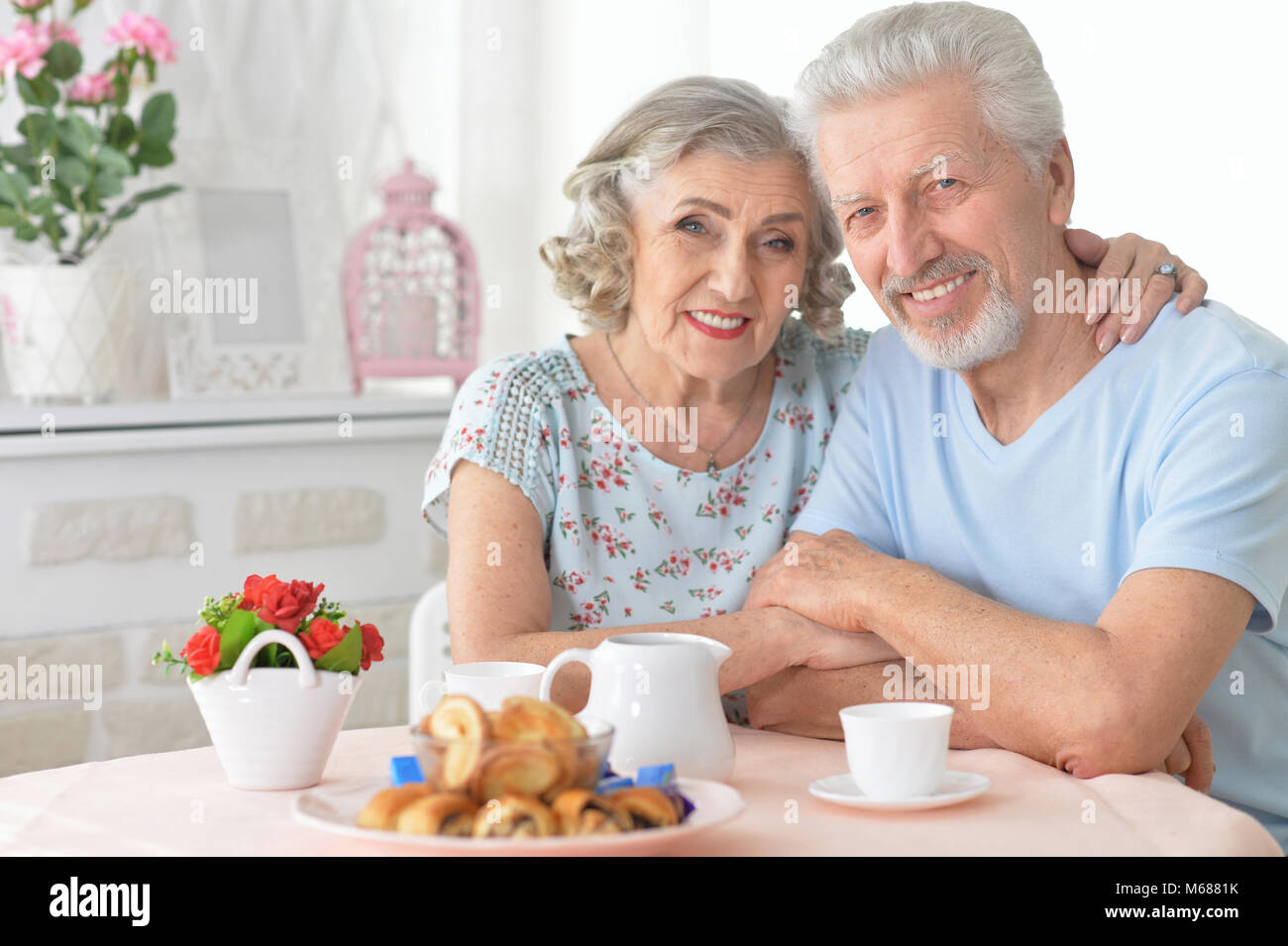 Coppia senior bere il tè Foto Stock