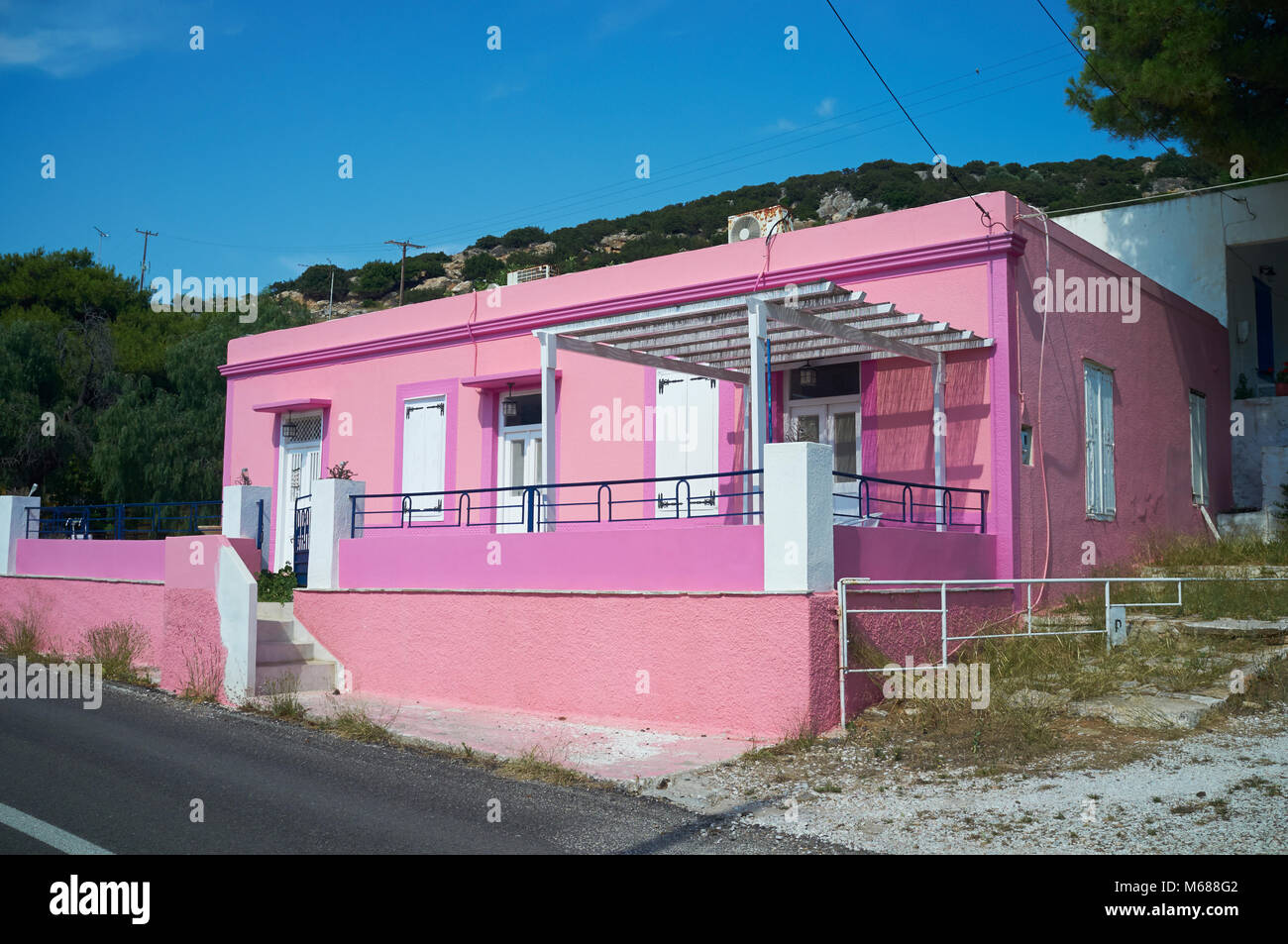 Una singola rosa-storey casa del villaggio di Voulgari, Syros (aka churba o Syra), Cicladi Grecia. Foto Stock