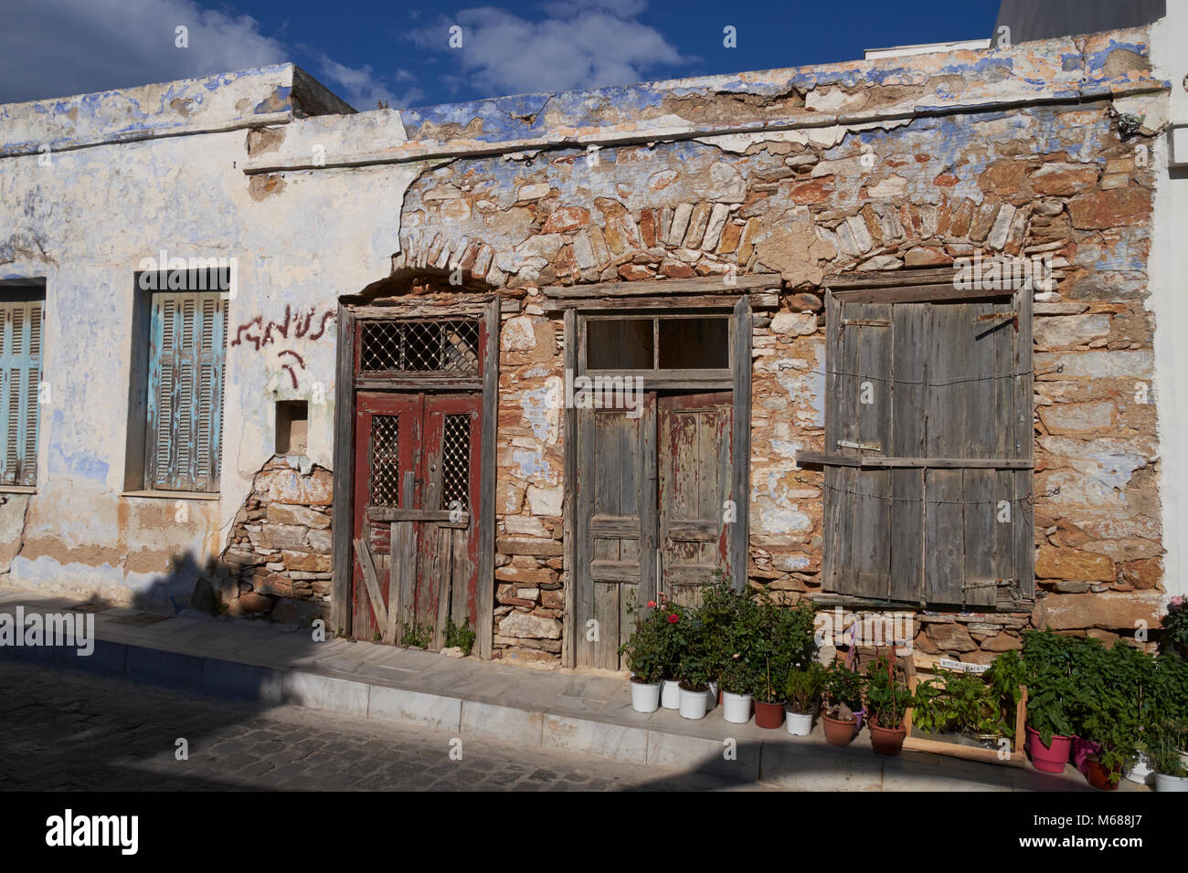 Un edificio fatiscente in una zona residenziale di Ermoupoli, Syros (aka churba o Syra), Cicladi Grecia. Foto Stock
