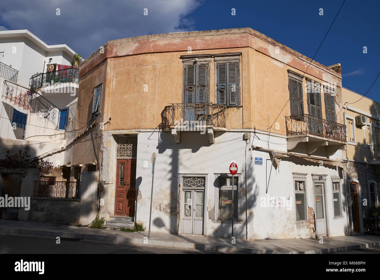 Tipica architettura in una zona residenziale di Ermoupoli, Syros (aka churba o Syra), Cicladi Grecia. Foto Stock