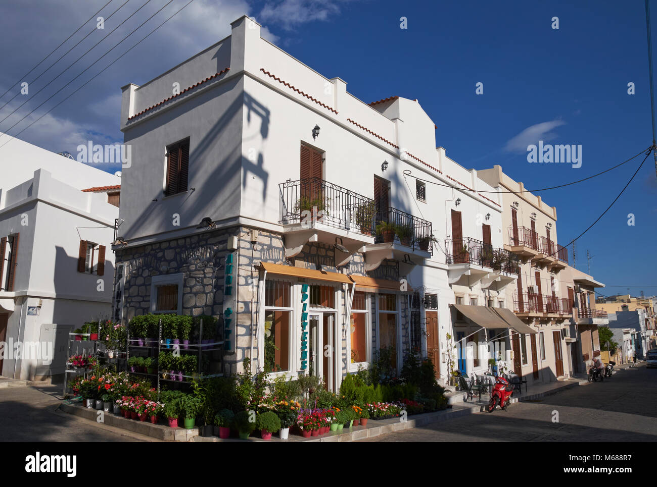 Tipica architettura in una zona residenziale di Ermoupoli, Syros (aka churba o Syra), Cicladi Grecia. Questo edificio è utilizzato come un negozio di fiori. Foto Stock