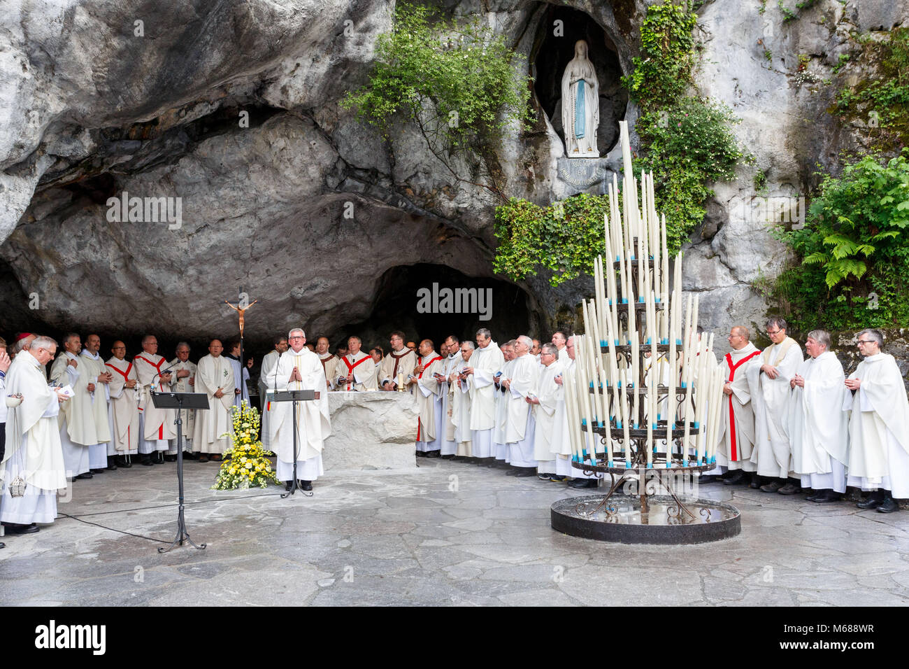 Pellegrinaggio alla grotta di roccia di Massabielle a Lourdes (sud ...