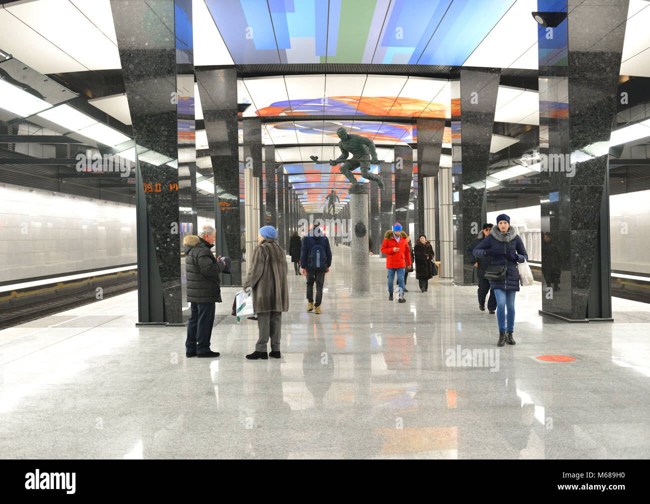 Il CSKA, stazione su Bolshaya Koltsevaya la linea della metropolitana di Mosca. Ha aperto il 26 febbraio 2018. I passeggeri di fretta Foto Stock