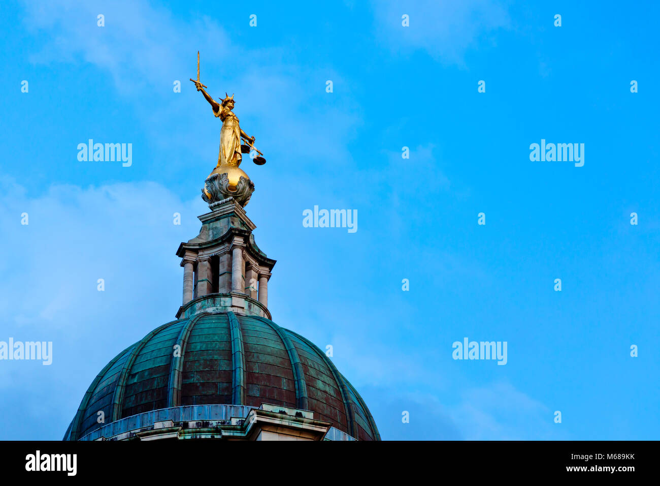 Scale di giustizia, old baily tribunali nel centro di Londra 2017 con profondo cielo blu Foto Stock