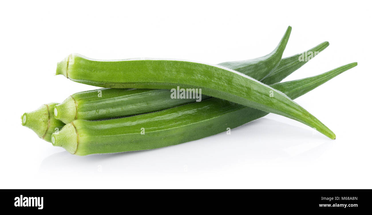 L'okra fresco isolato su sfondo bianco Foto Stock