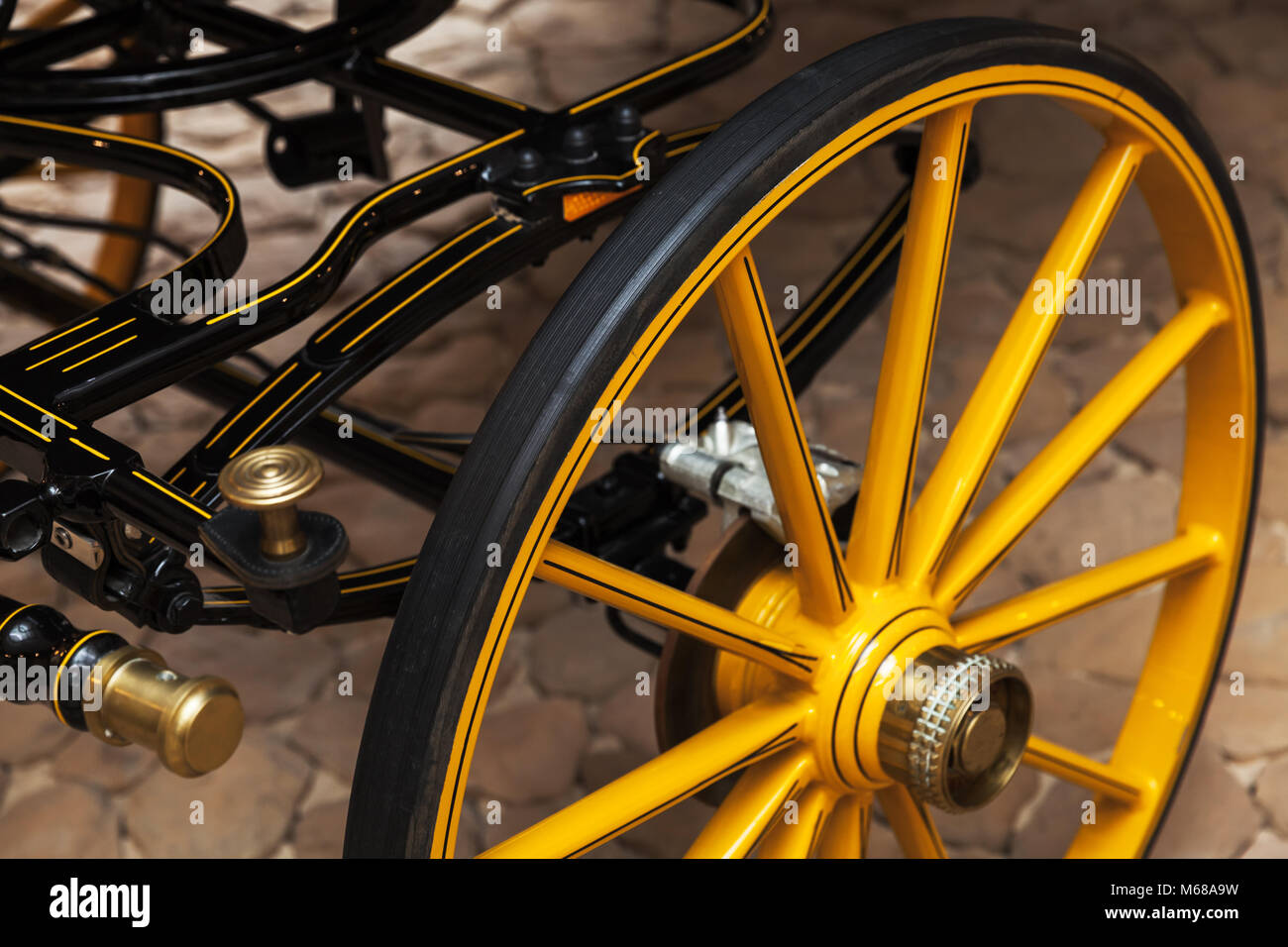 Ruota di colore giallo della carrozza con moderni freni a disco Foto Stock