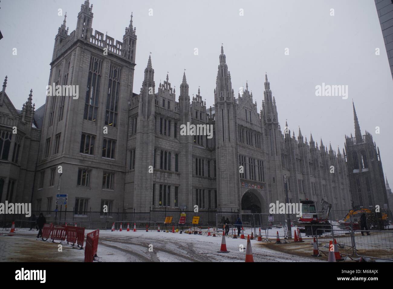 Marischal College, Università di Aberdeen gotico perpendicolare durante la Bestia da est, la Tempesta di neve Emma. Aberdeen, Scozia, Regno Unito. Foto Stock