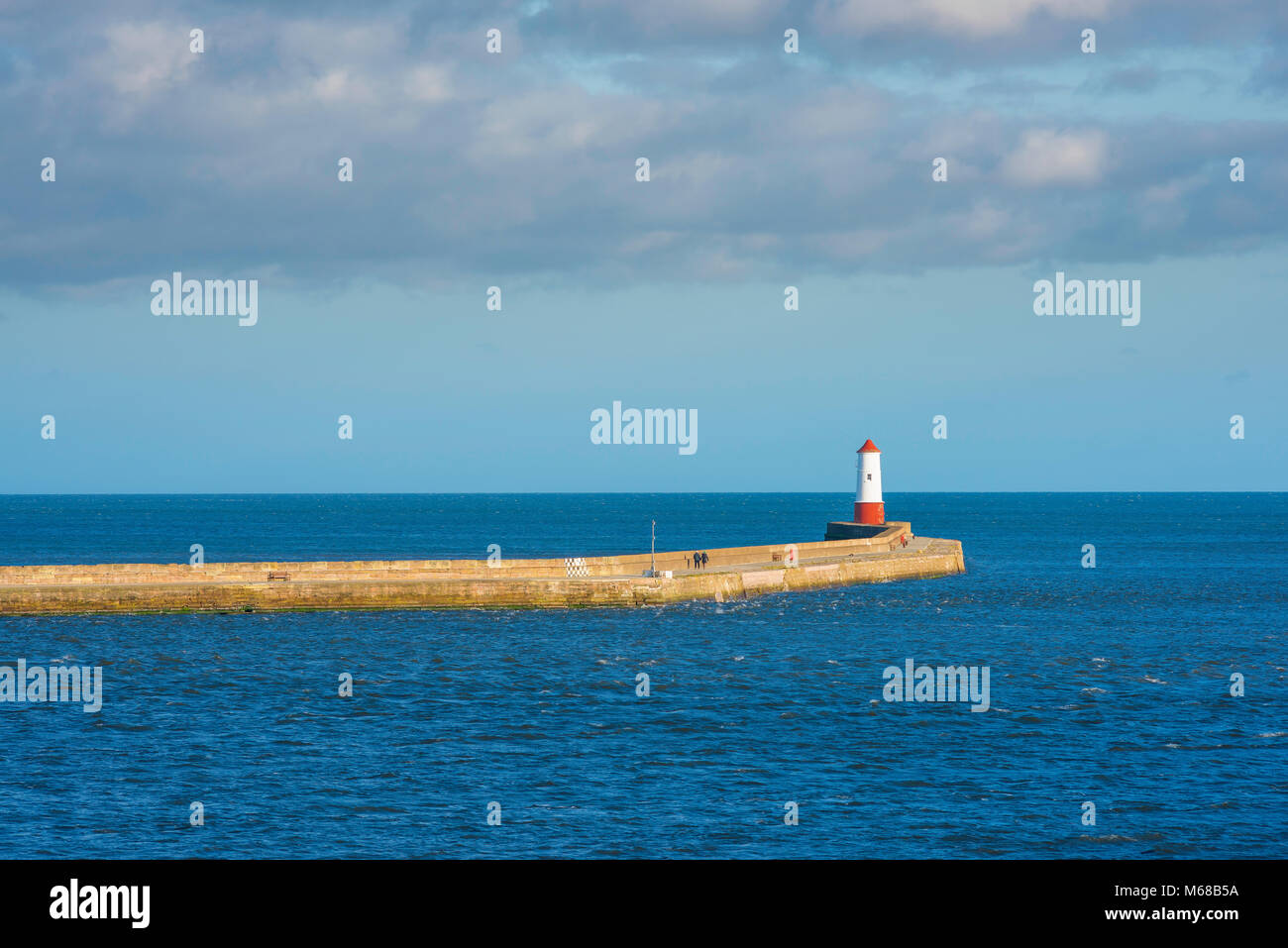 Pier Berwick, vista del 880 metri molo frangiflutti e il XIX secolo il faro in Berwick upon Tweed, Northumberland,Inghilterra. Foto Stock