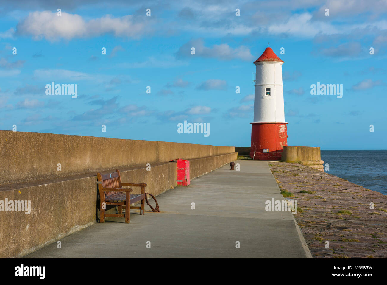 Berwick faro, vista del XIX secolo faro alla fine dell'880 metri molo frangiflutti in Berwick upon Tweed, Northumberland, England, Regno Unito Foto Stock