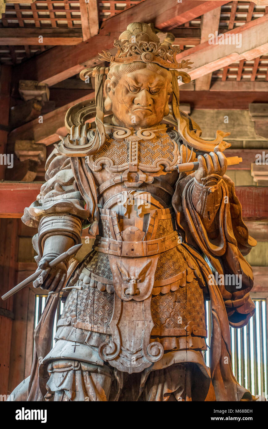 Statua in legno del custode Komokuten (Re di Deva) uno dei celesti custodi delle quattro direzioni a Daibutsu-den (Grande Buddha hall) a Nara di Tempio di Todai-ji Foto Stock