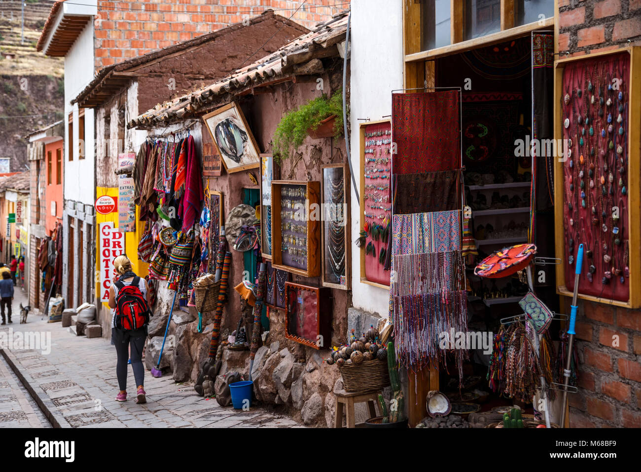 Negozi e magazzini/street scene, Pisac, Cusco, Perù Foto Stock