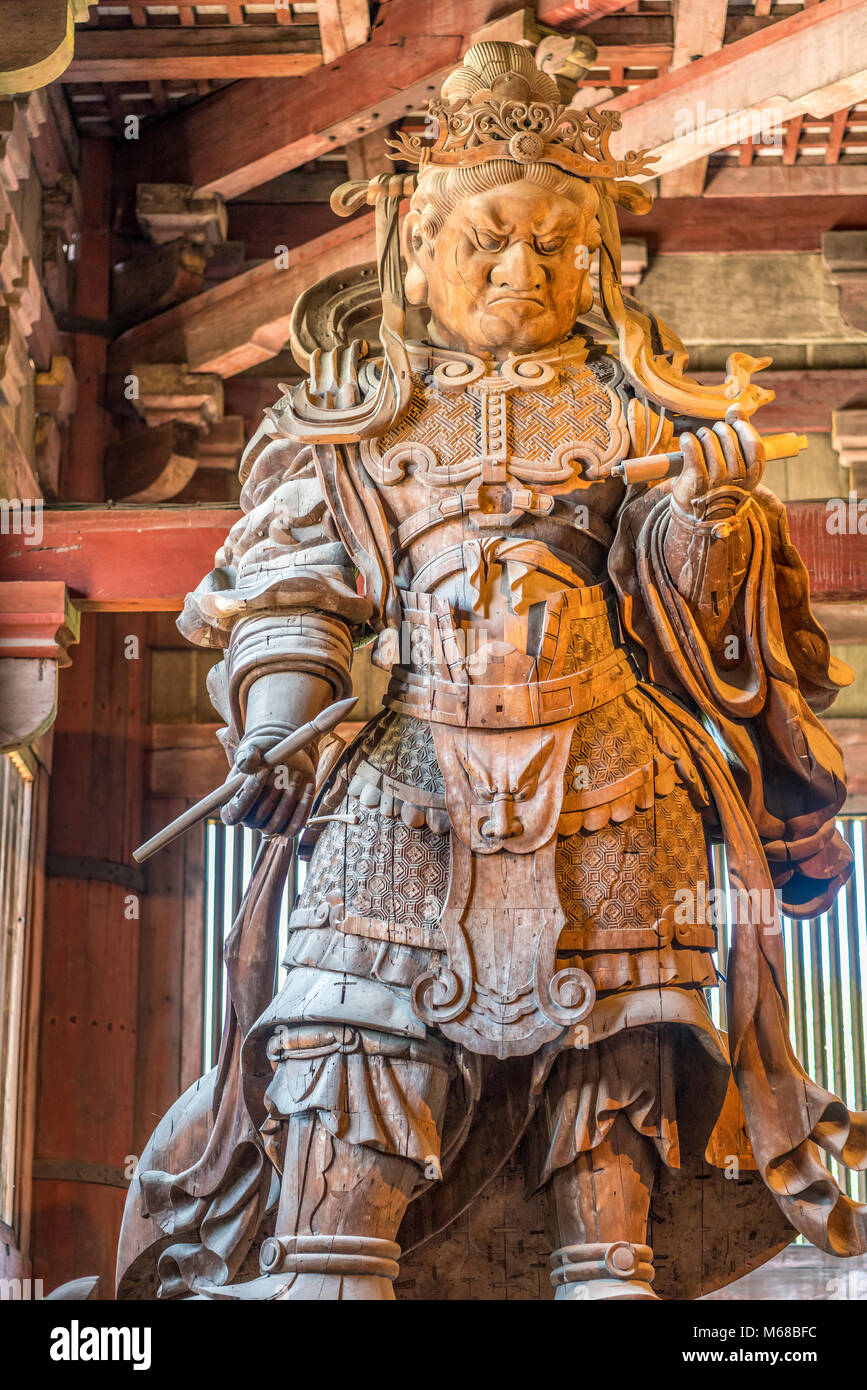 Statua in legno del custode Komokuten (Re di Deva) uno dei celesti custodi delle quattro direzioni a Daibutsu-den (Grande Buddha hall) a Nara di Tempio di Todai-ji Foto Stock