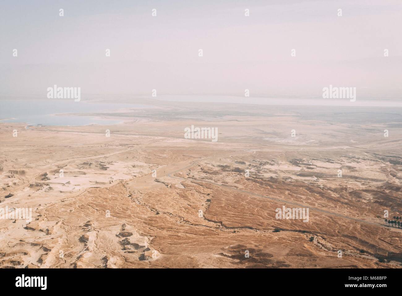 Il deserto incontra il Mar Morto Foto Stock