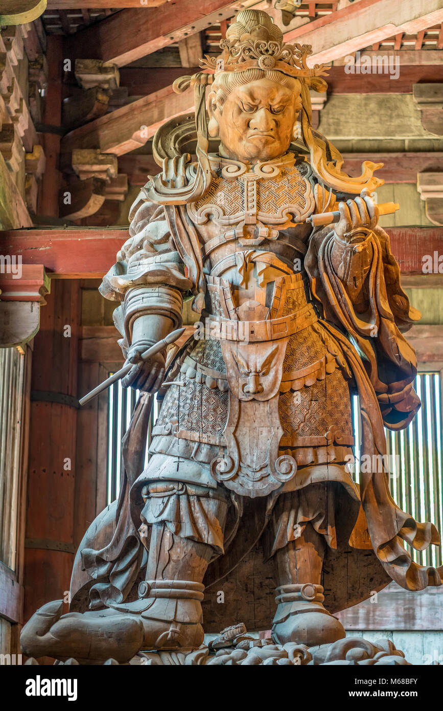 Statua in legno del custode Komokuten (Re di Deva) uno dei celesti custodi delle quattro direzioni a Daibutsu-den (Grande Buddha hall) a Nara di Tempio di Todai-ji Foto Stock