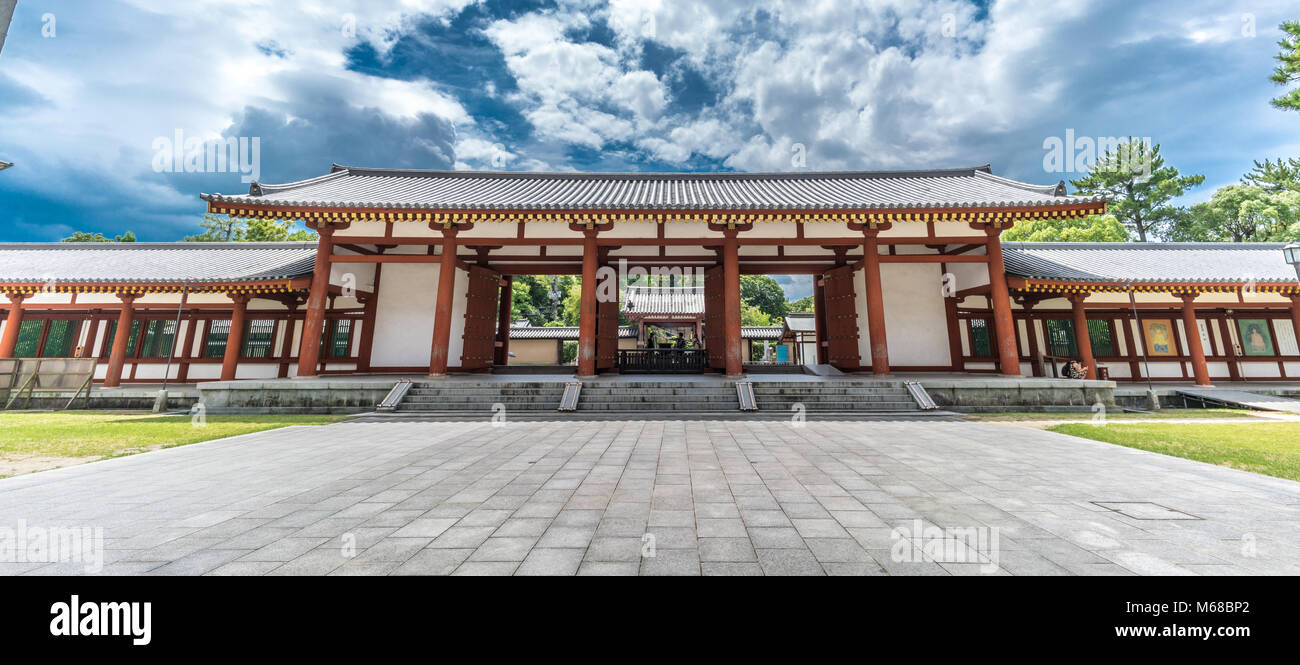 Nara - Agosto 25, 2017: Yakushi-Ji tempio. Vista panoramica di gate Chumon da Kondo (sala principale), elencato come patrimonio mondiale dell UNESCO come patrimonio Monu Foto Stock