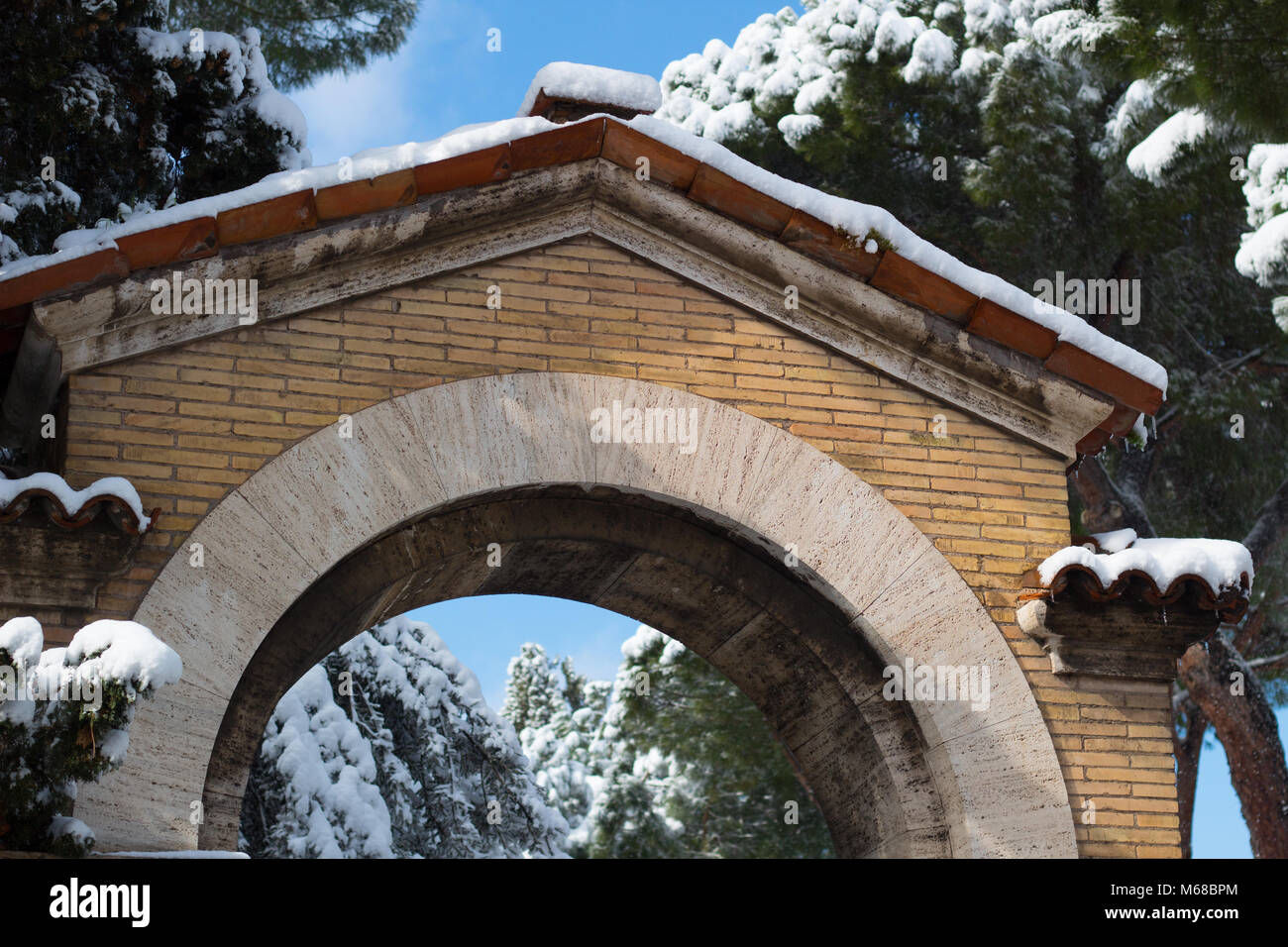 Archway nella neve Foto Stock