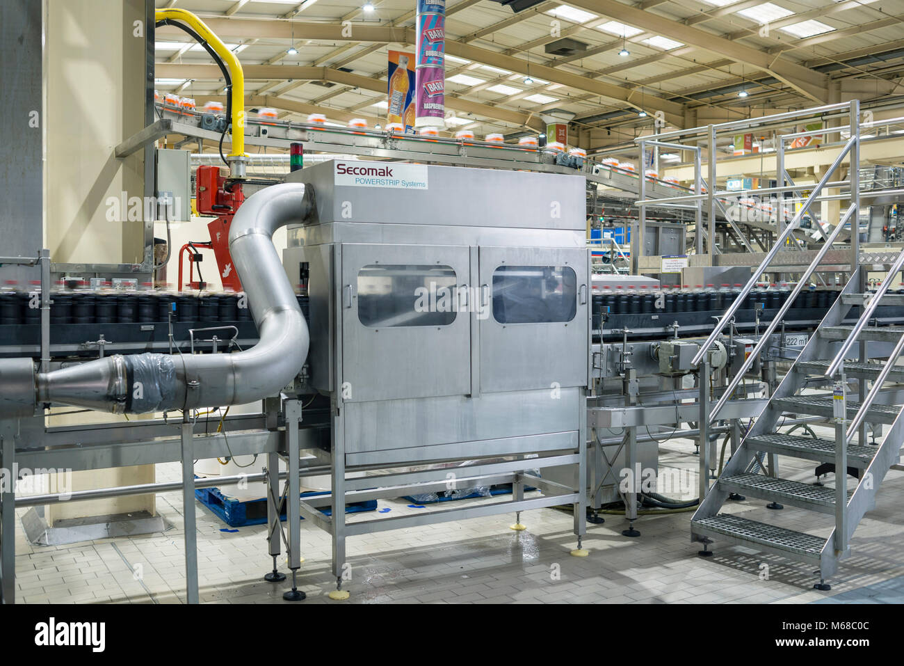 All'interno del G Barr fabbrica di Irn Bru bere sulla linea di produzione Foto Stock