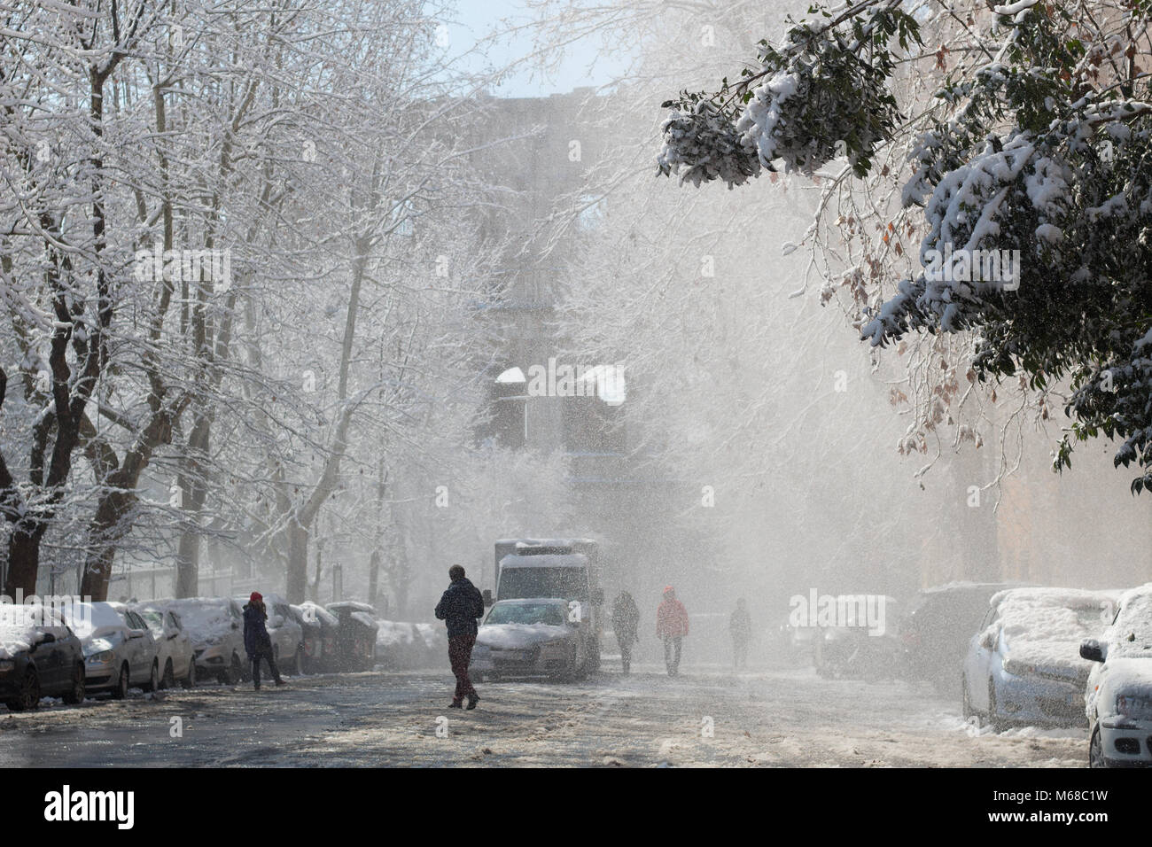 Neve in strada di Roma Colosseo dietro. Foto Stock