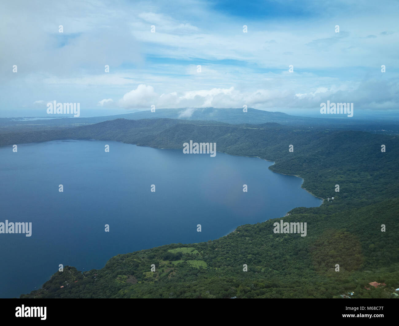 Vista aerea sulla laguna di Apoyo in Nicaragua. Laguna Blu acqua vista drone Foto Stock