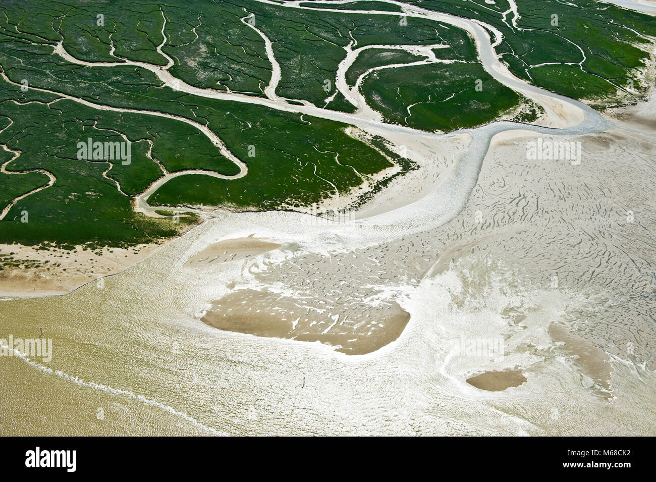 Belle forme in questo riassunto immagine aerea sulla Baie de la Somme a bassa marea Foto Stock