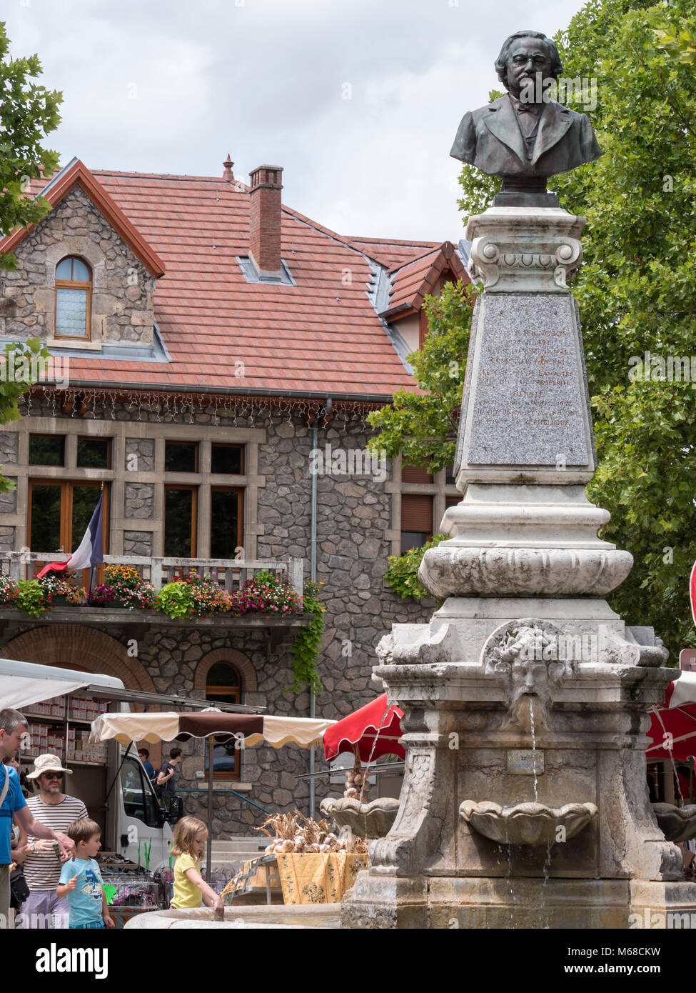 Scena di mercato Lamastre Ardèche Auvergne-Rhône-Alpes Francia Foto Stock